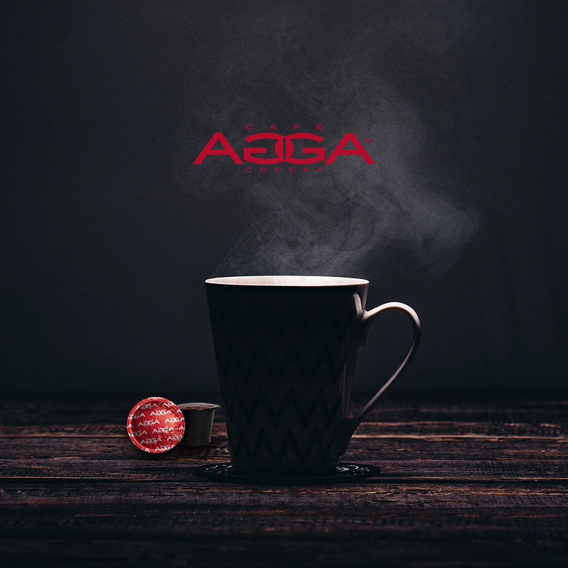 Gros plan d'une tasse de café avec le logo ou la marque Coffee Agga